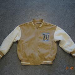 السترة beige، كما تم الإبلاغ عنه بواسطة Gemeente Leopoldsburg عبر iLost