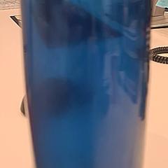 Dricksflaska Blauwe transparante drinkfles/camelbak, rapporterat av TU/e - Receptie Vector med iLost