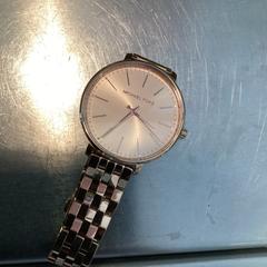 Armbanduhr, a été signalé par MEININGER Hotel Berlin Alexanderplatz utilisant iLost