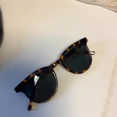 Gafas de sol, segundo informou Artis usando iLost