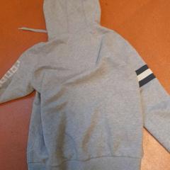 Sweat à capuche gris, a été signalé par TCL utilisant iLost
