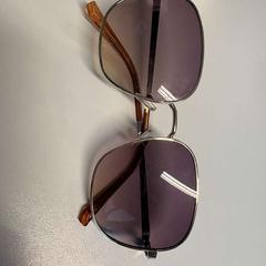 Solbriller, som rapportert av TheaterHangaar ved bruk av iLost