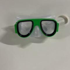 نظارات السباحة، كما تم الإبلاغ عنه بواسطة Silver Sands Beach عبر iLost