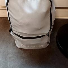 Hátizsák Grijs Adidas, amint azt RRReis IJssel-Vecht Zwartsluis az iLost segítségével jelentette.