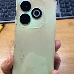 Telefoon Infinix geel-goud hologram, iLost-i jakinarazi zaion moduan