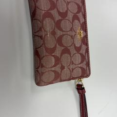 Pénztárca Roze “coach”, amint azt Regio Antwerpen - Brussel az iLost segítségével jelentette.