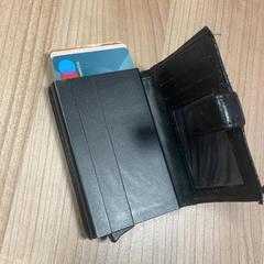 Portemonnee Cornelissen portemonnee، كما تم الإبلاغ عنه بواسطة Pathé Arnhem عبر iLost