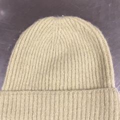 Chapeau Yellow, a été signalé par MEININGER Hotel Copenhagen utilisant iLost