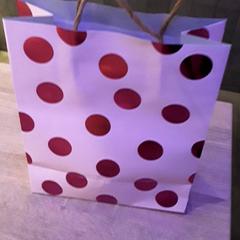 Bossa de paper Rose met stipjes, segons ha informat EBS Tramplein mitjançant iLost