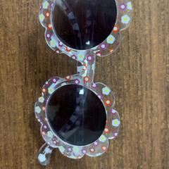 Slnečné okuliare Doorzichtig met bloemetjes patroon, ako bolo nahlásené Pathé Leeuwarden pomocou iLost