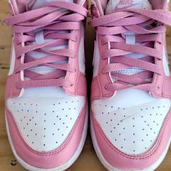 Sportschoenen Roze nike sneakers, zoals gemeld door Schaatsbaan Rotterdam met iLost