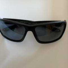 Okulary słoneczne Schwarz, zgłoszono przez Schönbrunn "Group Center" przy użyciu iLost