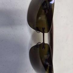 Occhiali da sole Ray-Ban, come riportato da Bospop utilizzando iLost