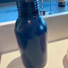 Water bottle Metaal donkerblauw, ha sido reportado por Pathé Nijmegen con iLost