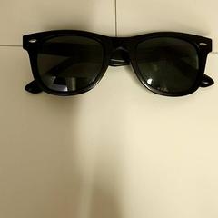 Des lunettes de soleil Zwarte zonnebril, a été signalé par IKEA Utrecht utilisant iLost