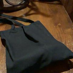 Bag Zwarte linnen tas, som rapportert av Café Leentje ved bruk av iLost