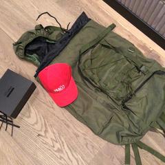 حقائب حمل وحقائب اليد & القبعة Green bag, red hat, black box، كما تم الإبلاغ عنه بواسطة Van der Valk Hotel Amsterdam Zuidas عبر iLost