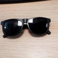 Occhiali da sole Zwart/groen, come riportato da Qbuzz Fryslân utilizzando iLost