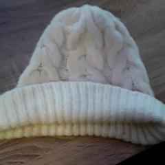 قبعة صغيرة، كما تم الإبلاغ عنه بواسطة EBS Tramplein عبر iLost