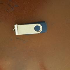 Usb 스틱 bleue, iLost를 사용하여 TCL에 보고됨