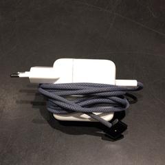 Adaptador Apple met grijze draad, ha sido reportado por Universiteit Gent - Faculteitsbibliotheek LW con iLost