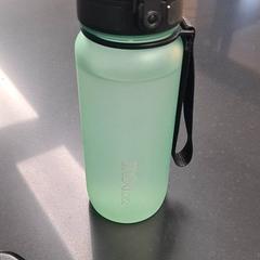 Bottiglia d'acqua, come riportato da TU/e - Receptie Vertigo utilizzando iLost