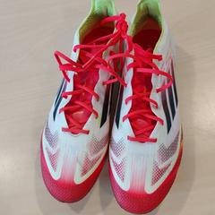 متنوع - voetbalschoenen، كما تم الإبلاغ عنه بواسطة Regio Oost-Vlaanderen عبر iLost