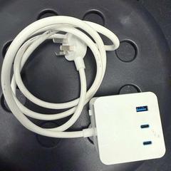 Concentrador usb hub, ha sido reportado por Ramada by Wyndham Amsterdam Airport Schiphol con iLost