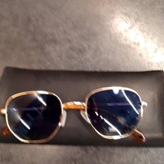 Etui na okulary z okularami, zgłoszono przez Rotterdam The Hague Airport przy użyciu iLost