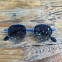 Blue Round-Frame Sunglasses がiLostで Best Kept Secret 2025 によって報告されました