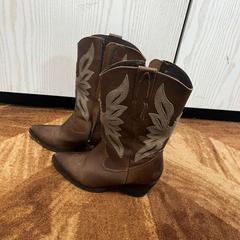 Csizma Cowboy, amint azt Van der Valk Duiven bij Arnhem A12 az iLost segítségével jelentette.