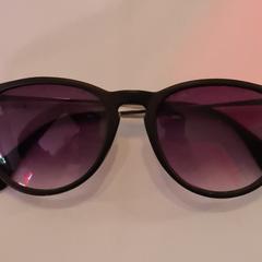 Sonnenbrille in Schwarz und Silber がiLostで MEININGER Hotel Munich Olympiapark によって報告されました