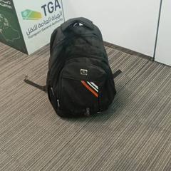 حقائب حمل وحقائب اليد أسود، كما تم الإبلاغ عنه بواسطة محطة الرياض (الرياض) عبر iLost