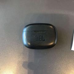 Auricolari JBL, come riportato da MEININGER Hotel Milano Garibaldi utilizzando iLost