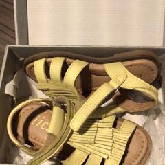 Sandal Geel, kindersandaal, as reported by Van der Valk Hotel Zwolle using iLost