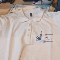 T-shirt wit، كما تم الإبلاغ عنه بواسطة Haven Hotel Rotterdam عبر iLost