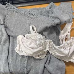 Bh en tshirt grijs tshirt wit bh, ha sido reportado por VITAZ campus Sint-Niklaas con iLost