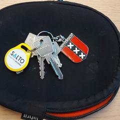 Sleutelbos in hoofdtelefoonhoes, jak bylo nahlášeno na iLost