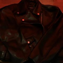 Dzseki Leather black, amint azt MEININGER Hotel Brussels City Center az iLost segítségével jelentette.