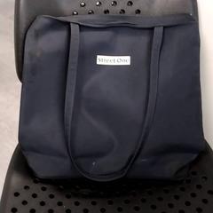 バッグ Blauw がiLostで Arriva Infoshop Enschede によって報告されました