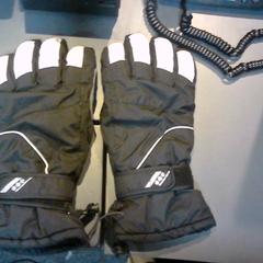 Handschoenen، كما تم الإبلاغ عنه بواسطة SnowWorld Landgraaf عبر iLost