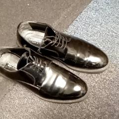 Zapatos, segundo informou Mövenpick Hotel Amsterdam City Centre usando iLost