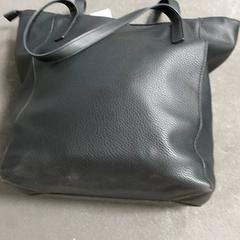 Táska - Zwart Handtas, amint azt Centraal magazijn az iLost segítségével jelentette.