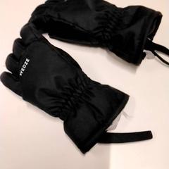 Guantes, ha sido reportado por Gemeente Puurs-Sint-Amands con iLost