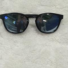 Slnečné okuliare Effet miroir, ako bolo nahlásené IKEA Arlon pomocou iLost