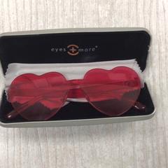 안경이 있는 안경 케이스, iLost를 사용하여 Hotel van der Valk Maastricht에 보고됨