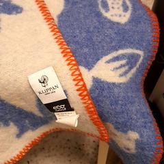 Manta em lã ull tepp, como reportado por IKEA Furuset utilizando o iLost