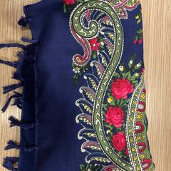Sjaal donkerblauw met bloemen, como reportado por RAI Amsterdam utilizando o iLost