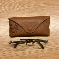 Bril met hoes, como reportado por Pathé Spuimarkt utilizando o iLost