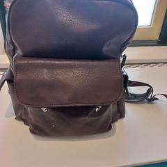 حقائب الظهر والحقائب النهارية، كما تم الإبلاغ عنه بواسطة Arriva Limburg Zuid عبر iLost